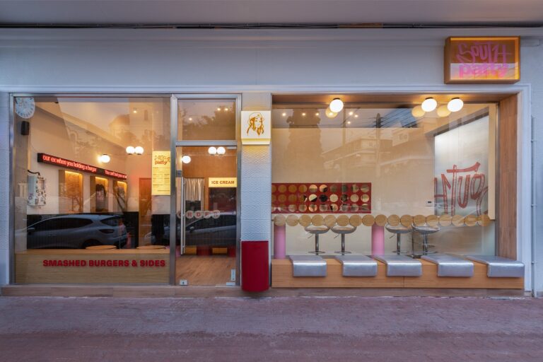 South Patty: Ένα burger bar στην Ηλιούπολη με γεύση από 90s, street culture και design ταυτότητα