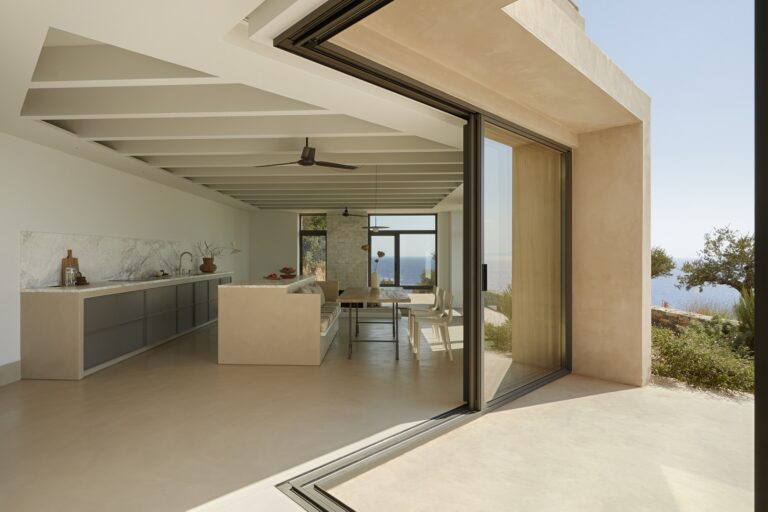 Horizon House: Ένα σύγχρονο «καταφύγιο» διακοπών στη Μάνη αναδεικνύει την απίστευτη γοητεία του τόπου