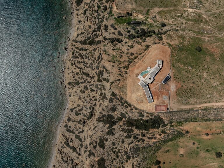 Το επιβλητικό Keras Cliff House αναδεικνύει την «άγρια» γοητεία της νότιας πλευράς της Κρήτης