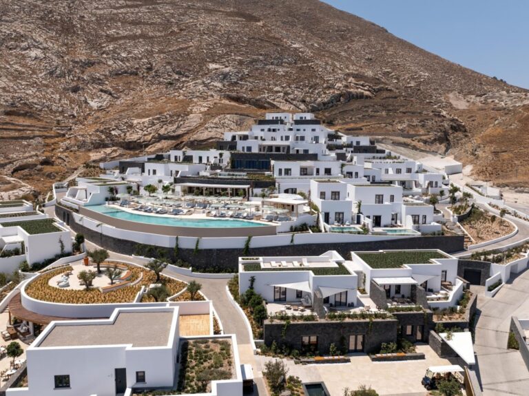 LXR Hotels & Resorts: Ντεμπούτο στην Ελλάδα με το Sandblu Santorini