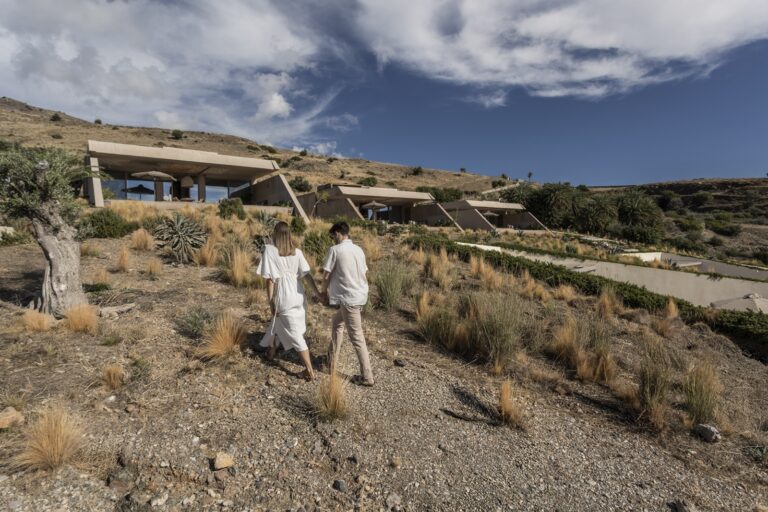 Altera Cave Villas: Όταν η αρχιτεκτονική βρίσκεται σε συνεχή διάλογο με την Κρητική γη