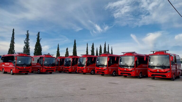 ERGOTRAK και Όμιλος Σφακιανάκη παρέδωσαν 15 σύγχρονα λεωφορεία στο Πυροσβεστικό Σώμα