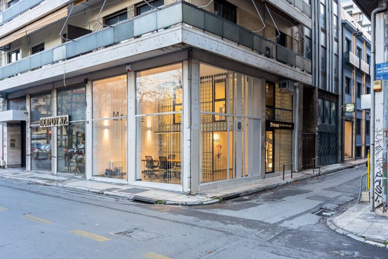 Φωτεινοί χώροι και συνεχής κίνηση στα ανακαινισμένα γραφεία της εταιρείας Mprime στην Αθήνα