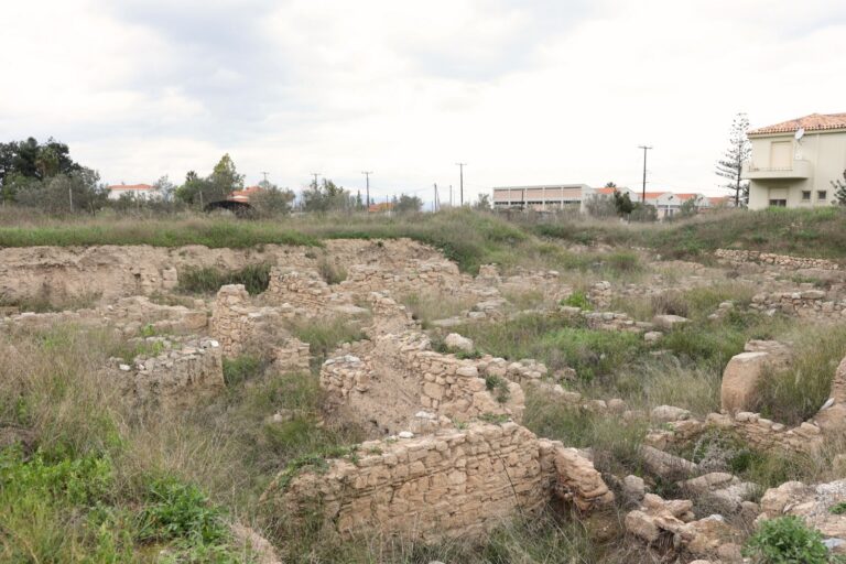 Πρωτοποριακό σχολείο με γυάλινα δάπεδα δρομολογείται να κατασκευαστεί στην Αρχαία Κόρινθο