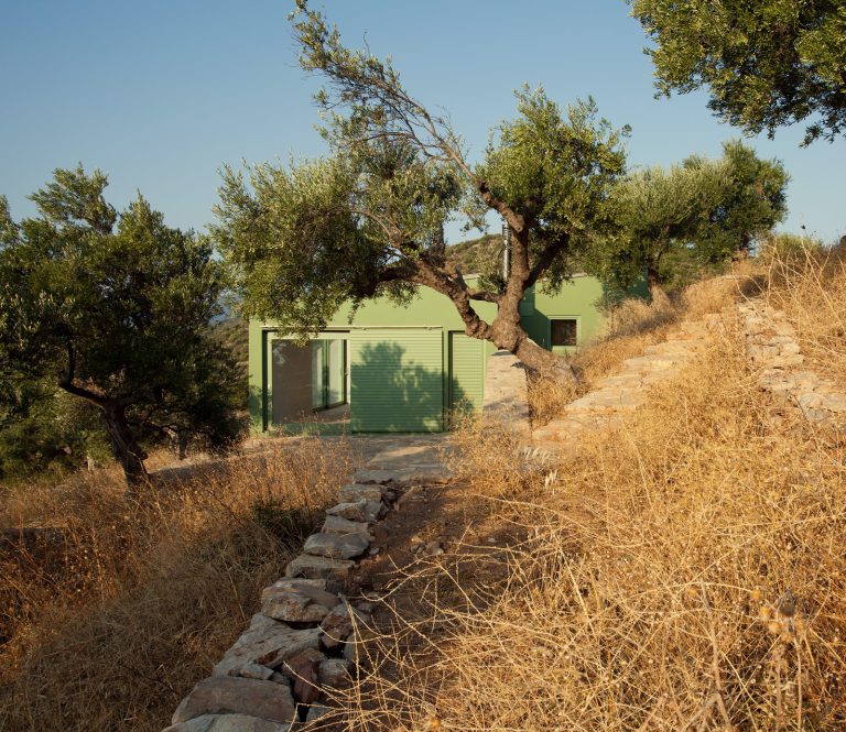 OLIV: Τρεις θερινές κατοικίες στη Μεσσηνία που δεν «μεταμορφώνουν» το τοπίο, αλλά αναδύονται από αυτό