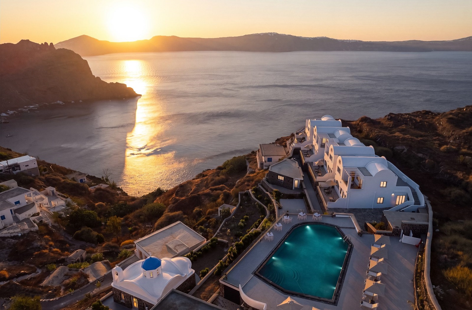 H Aria Hotels παρουσιάζει το The Duchess στη Θηρασία με θέα στην καλντέρα της Σαντορίνης